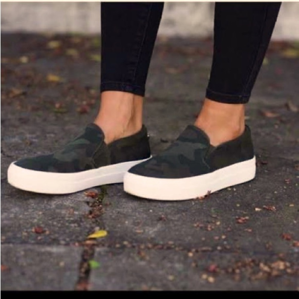 STEVE MADDEN GILLS CAMO**Like New!!!**